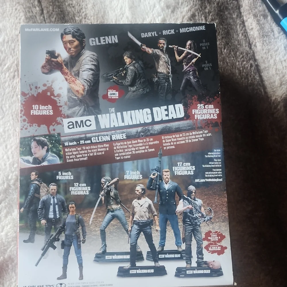 The Walking Dead Glenn Action Figure - Picture 2 of 4